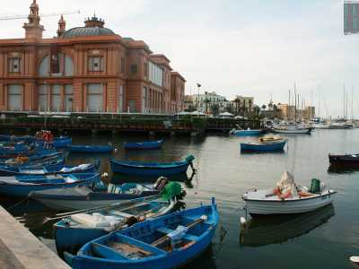 Superato lo storico teatro Margherita, il lungomare cambia nome in Araldo di Crollalanza...